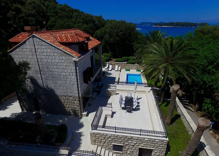 Villa With Pool And Sea View *