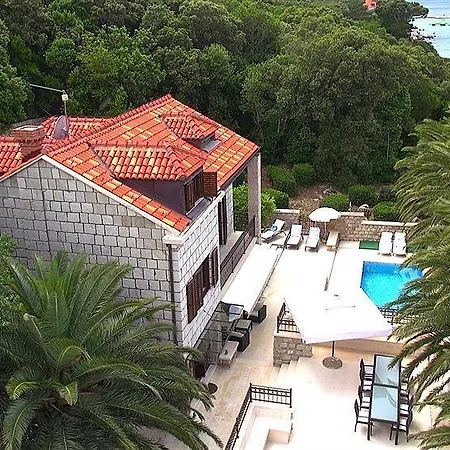 Franica Villa *