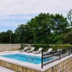 With Pool And Sea View 빌라