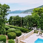 With Pool And Sea View 빌라