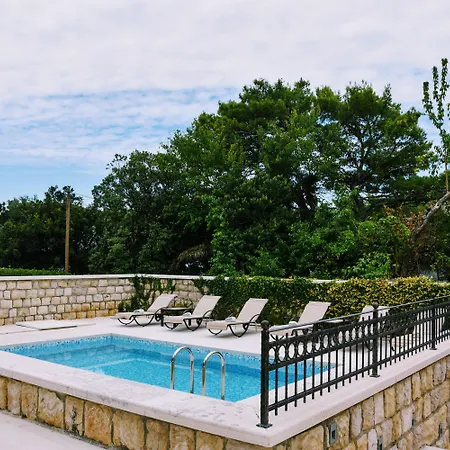 With Pool And Sea View וילה