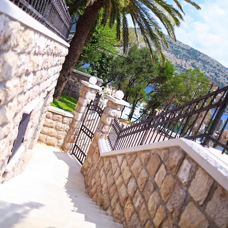 With Pool And Sea View וילה דוברובניק