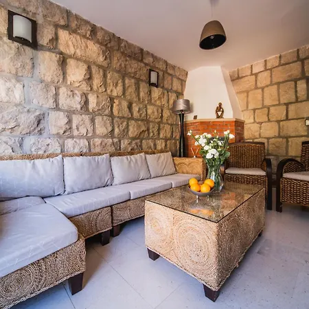 ヴィラ City Beach Villa With Pool And Sea View