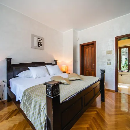 ヴィラ City Beach Villa With Pool And Sea View ドゥブロブニク