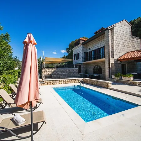 With Pool And Sea View דוברובניק