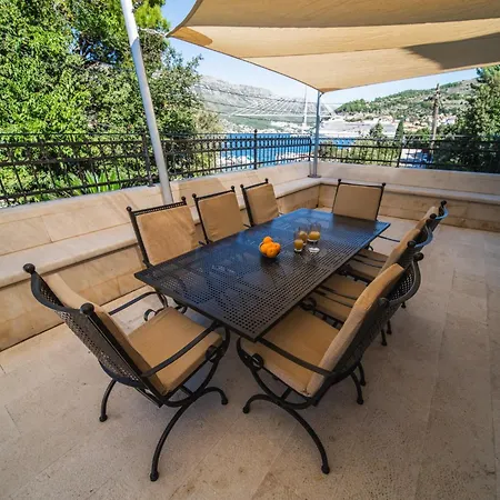 With Pool And Sea View וילה *
