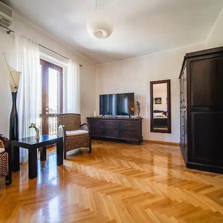 Franica Villa *