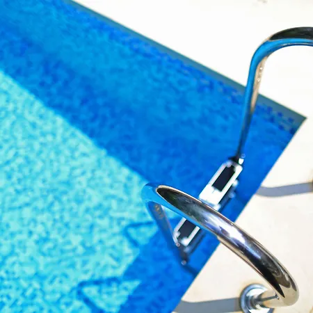 With Pool And Sea View דוברובניק