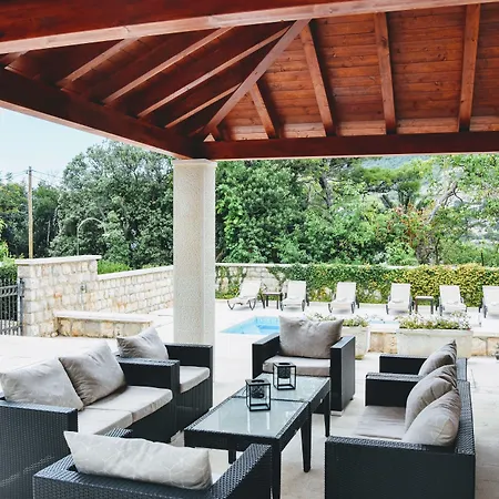 City Beach Villa With Pool And Sea View ヴィラ