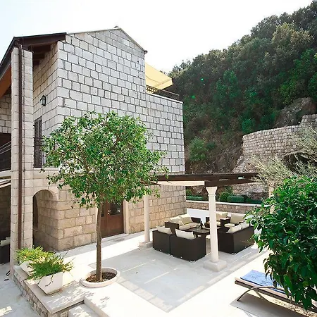 Franica Villa *