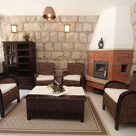 Franica Villa *