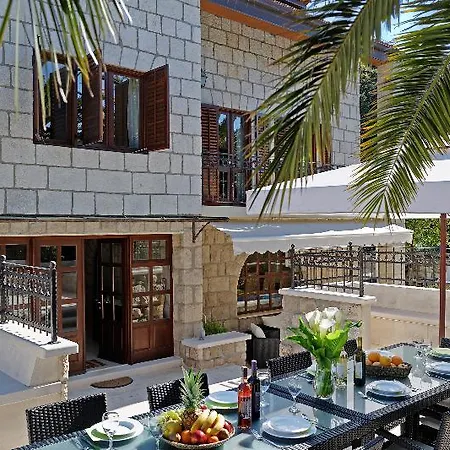 With Pool And Sea View וילה