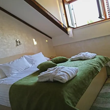 Franica Villa *