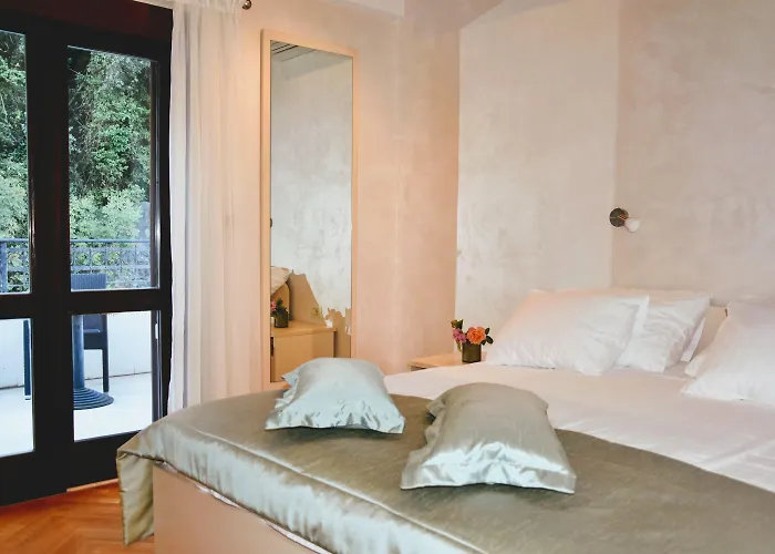 Villa With Pool And Sea View *