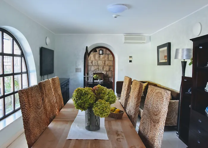 Villa With Pool And Sea View *