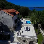 Villa With Pool And Sea View *