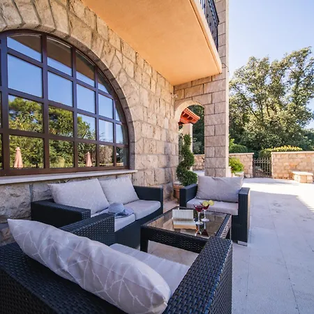 City Beach Villa With Pool And Sea View *