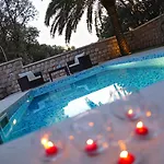Villa With Pool And Sea View *